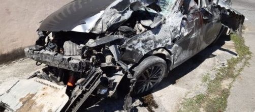 Jetta em alta velocidade bate na mureta na sa&iacute;da da Linha Amarela. (Arquivo Blasting News)