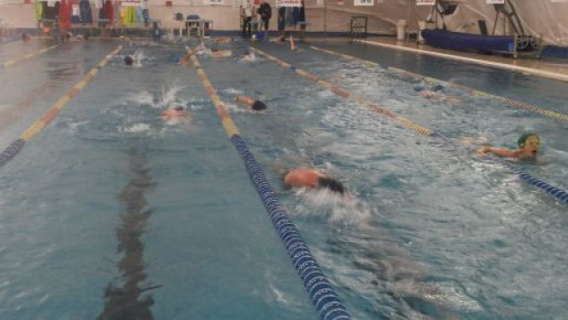 I ragazzi si allenano in piscina 4