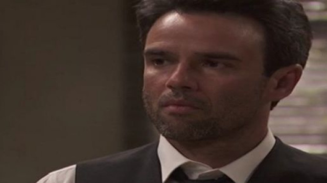 Il Segreto spoiler al 21 dicembre: Carmelo teme che la sua famiglia sia in serio pericolo.