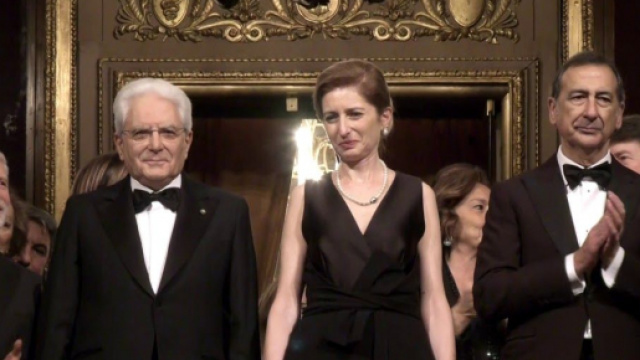 Mattarella applaudito alla Prima della Scala, Fusaro lo attacca