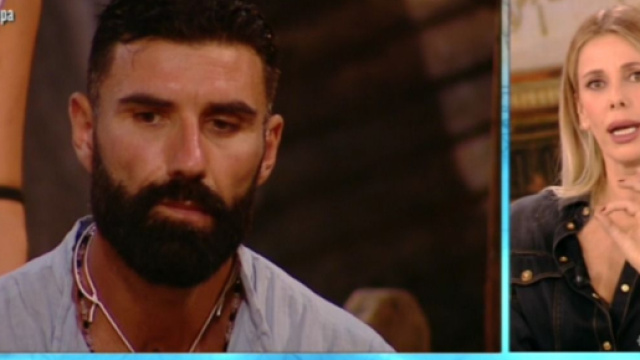 Isola dei famosi, bufera su John Vitale per insulti a Barbara D'Urso
