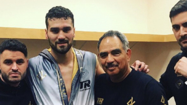 Guido Vianello celebra con il suo staff la sua seconda vittoria (in due match) da professionista