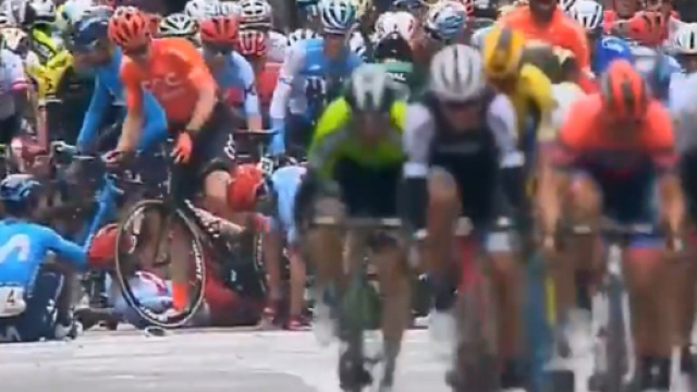La caduta nel finale dell'ultima tappa alla Volta Valenciana