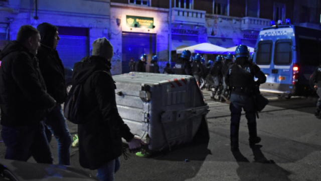 Torino, scontri centri sociali: bus assaltato e 12 fermati, Salvini: 'Pacchia finita'