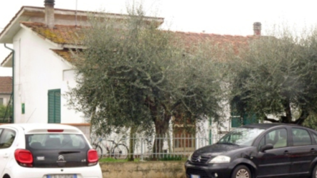 Un uomo di 59 anni litiga con l'amico del figlio, cade a terra e muore.