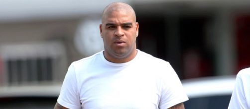 Adriano come&ccedil;a a vender bens e preocupa os amigos. (Foto: Divulga&ccedil;&atilde;o Flamengo)