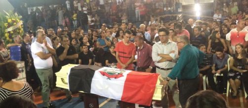 Gedinho de 14 anos velado em Itarar&eacute; na noite deste domingo (10). Foto: Airton Salles Jr.