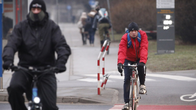 Codice della strada, novit&agrave;: bici contromano, stop fumo in auto e regole per monopattini