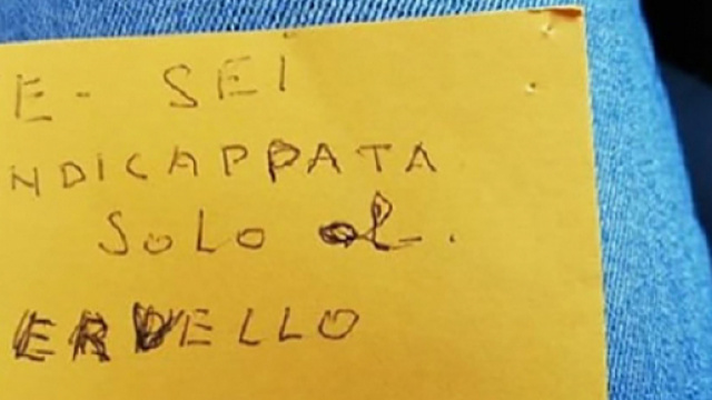 Torino, un uomo occupa il parcheggio riservato e insulta la madre di una bimba disabile.