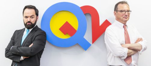 Los presentadores de Q12 Trivia son Toni Cano y Juanjo de la Iglesia