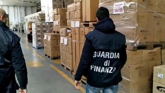 Maxi sequestro a Torino, ritirate 700.000 confezioni di colla stick.