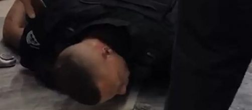 Imagem divulgada em redes sociais mostra seguran&ccedil;a em cima do rapaz (Reprodu&ccedil;&atilde;o/Facebook)