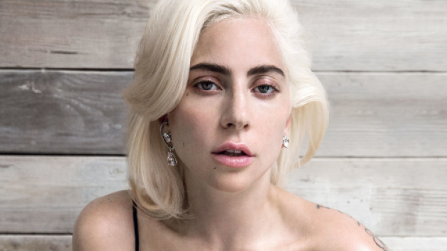 Tagli di capelli per l'inverno: la frangia, le beach waves e la tonalit&agrave; biondo ghiaccio