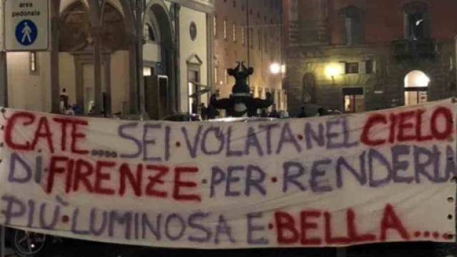 Uno striscione al funerale di Caterina Morelli, morta a 37 anni: rinunci&ograve; alla chemioterapia per portare avanti la gravidanza.