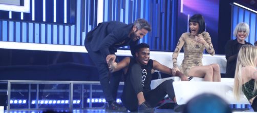 La graciosa ca&iacute;da de Famous en el plat&oacute;