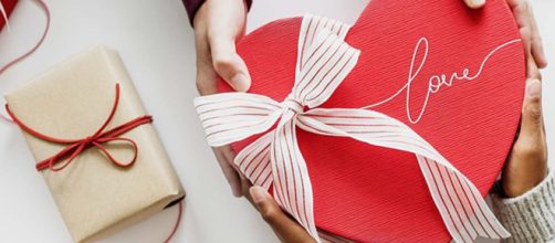 Why go out to crowded places, when you can cuddle up together with watch romantic films. [Image CCO Cmmons Pixabay]