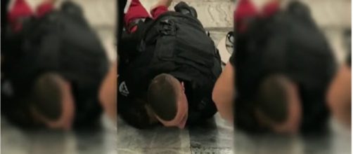 Momento gravado em v&iacute;deo do seguran&ccedil;a aplicando uma gravata no rapaz (Foto: Reprodu&ccedil;&atilde;o)