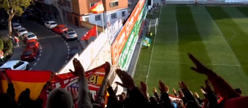 Miembros del Frente Atl&eacute;tico realizando el saludo nazi en el Estadio de Vallecas en 2012.
