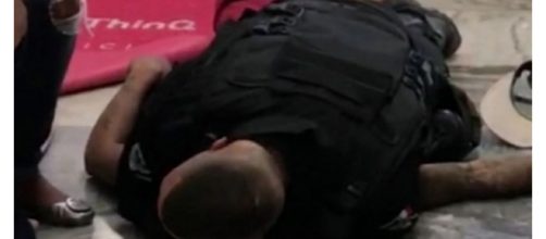 Seguran&ccedil;a imobilizando o jovem (foto: reprodu&ccedil;&atilde;o/ jornal O Dia)