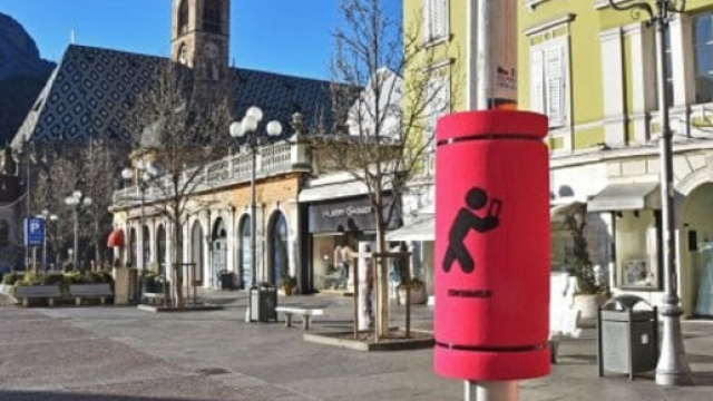 Bolzano, arrivano i 'paratesta' per chi cammina guardando il cellulare