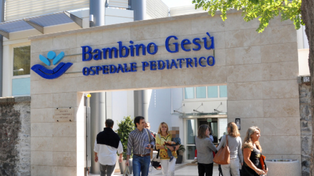 Genzano di Roma, 24enne picchia ferocemente bimba di quasi 2 anni: ora in pericolo di vita