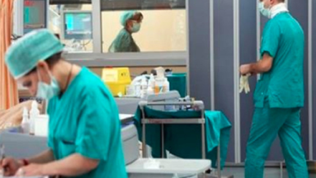 Ha il figlio malato e chiede le ferie per stargli vicino: i colleghi le donano 470 giorni