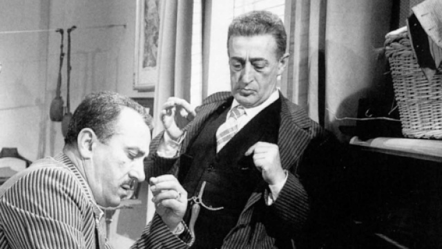 Tot&ograve;, Peppino e la Malafemmina - la celebre scena della lettera ... - movieplayer.it
