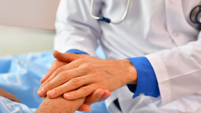 Una donna lascia marito figli a causa di un tumore