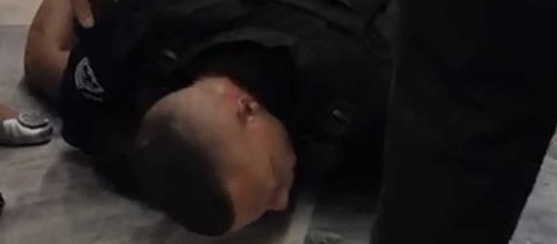 Seguran&ccedil;a imobilizou o jovem (Reprodu&ccedil;&atilde;o Twitter Chapec&oacute;)