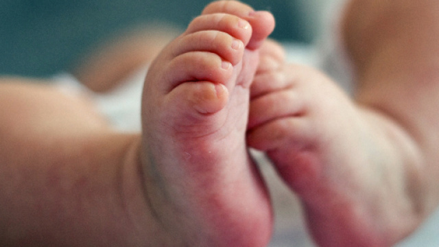 Roma, neonato muore tra le braccia della mamma mentre allatta: disposta un'inchiesta