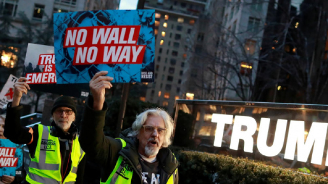 Trump, la costruzione del muro al confine col Messico scatena le proteste