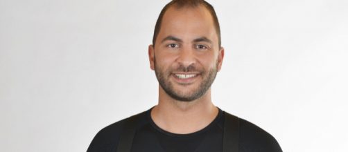 Antonio Tejado posando para la imagen promocional de un reality