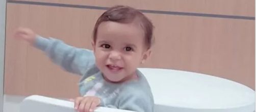 Clara, 1 ano e 6 meses. Bebe ingeriu removedor de limpeza. (Reprodu&ccedil;&atilde;o/Facebook)