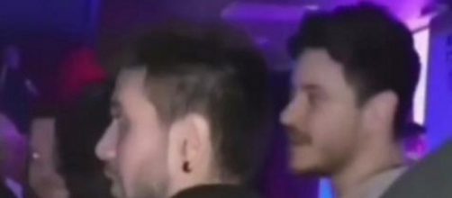 Luis Cepeda suelta un manotazo a un fan en una discoteca. / TWITTER