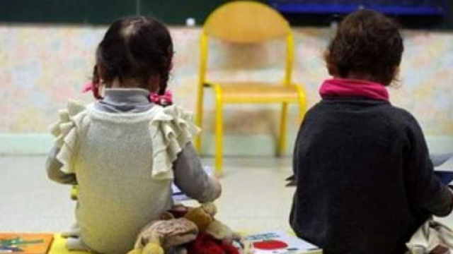 Bambini di pochi anni in un asilo