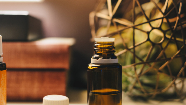 L'aromath&eacute;rapie : l'usage des huiles essentielles comme m&eacute;decine alternative b&eacute;n&eacute;fique