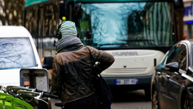 A Torino un gruppo di ragazze sono state aggredite sul bus perch&eacute; portavano il velo