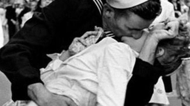 Addio a George Mendonsa, &egrave; morto a 95 anni il marinaio del celebre ... - primopiano24.it