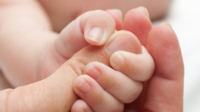 Bambino di cinque mesi alimentato solo con pur&egrave; di patate: genitori arrestati in Florida