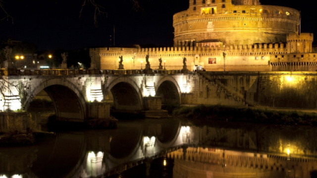 Lo scorso sabato notte la polizia fluviale ha intercettato ragazzi che gareggiavano sul Tevere a bordo di gommoni.