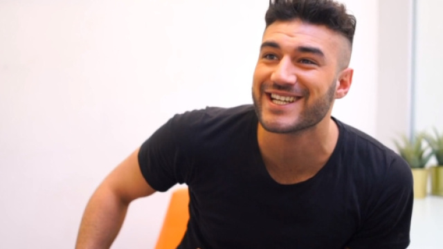 Uomini e Donne: Lorenzo torna in studio e scherza: "Non scelgo pi&ugrave;"