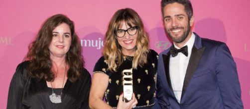 Galera, con Elena Gris, de Hyundai, y Roberto Leal en un acto p&uacute;blico