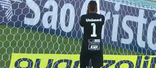 Goleiro do S&atilde;o Bento n&atilde;o se conforma com a falha (Cr&eacute;dito: reprodu&ccedil;&atilde;o SporTV).