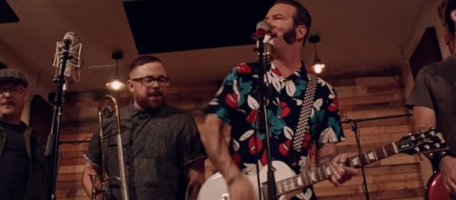 Reel Big Fish band leader Aaron Barrett brings new, upbeat tunes. [Image source: ReelBigFishVIDEOS/YouTube]
