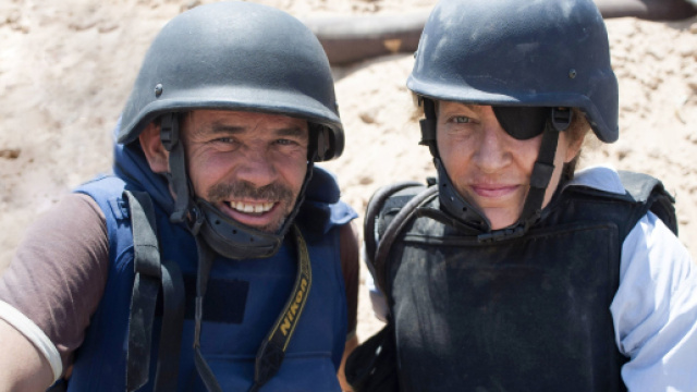 La giornalista Marie Colvin insieme al fotografo di Guerra Paul Conroy - independent.co.uk