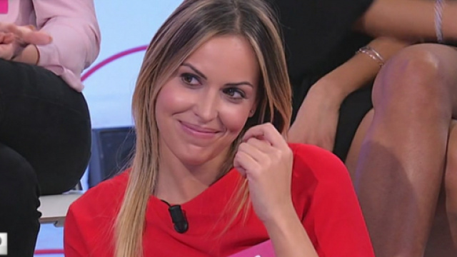 Uomini e Donne, Claudia sorprende Lorenzo sui social: indossa la sua felpa in una foto.