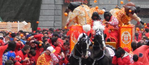 Il Carnevale di Ivrea diventa un'opera d'arte con i mattoncini Lego