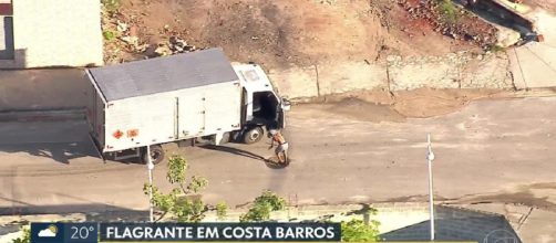 Criminoso salta do caminh&atilde;o em movimento - Foto: Reprodu&ccedil;&atilde;o / TV Globo
