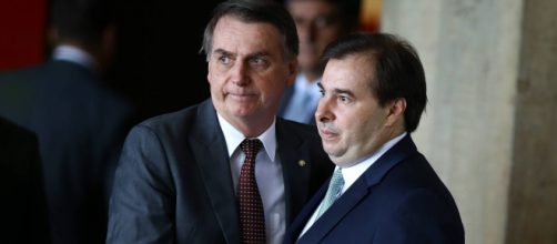 O presidente Bolsonaro entrega o projeto da reforma da previd&ecirc;ncia a Rodrigo Maia (Foto: Reprodu&ccedil;&atilde;o)