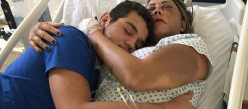 Royron Gracie abra&ccedil;a sua m&atilde;e no hospital. (Reprodu&ccedil;&atilde;o/Instagram)